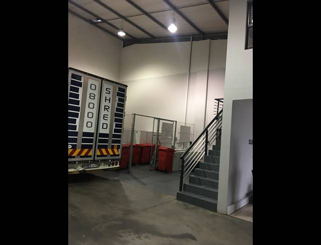 216M² WAREHOUSE RENTED IN BRIARDENE